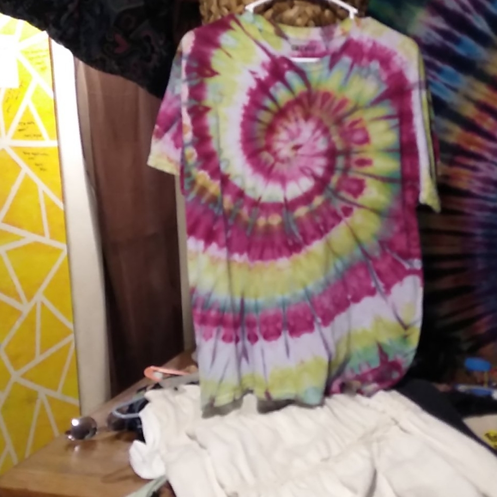 I MAKE TYE-DYEDTSHIRTS